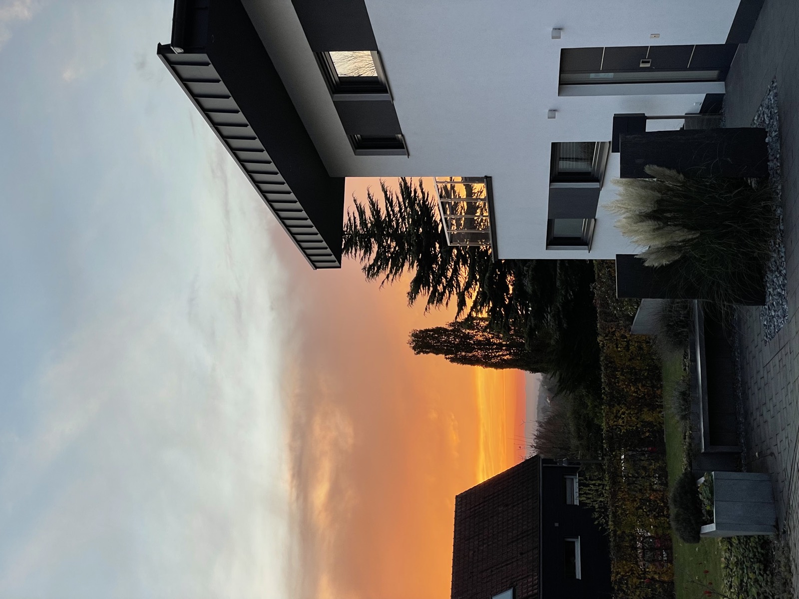 Hausfassade im Abendlicht mit Blick in den Sonnenuntergang