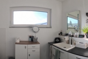 Bad mit Doppelwaschtisch, bodengleicher Dusche und Badewanne